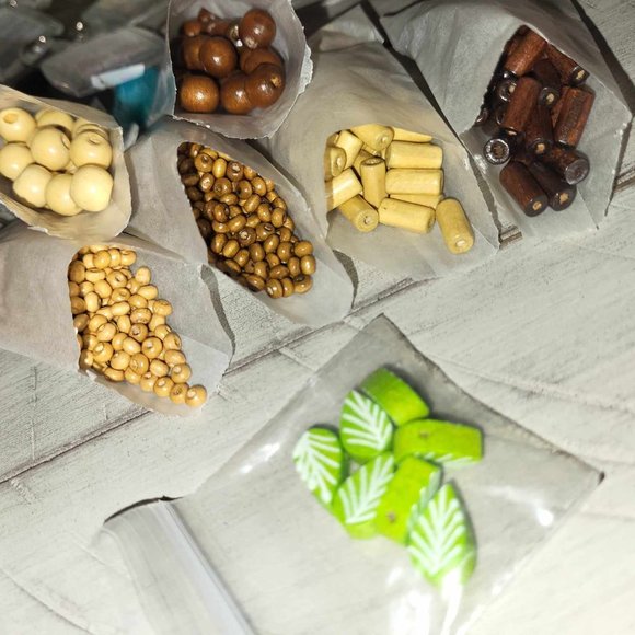 100's of Drilled Wooden Beads Lot Haul Bundle - Picture 2 of 4